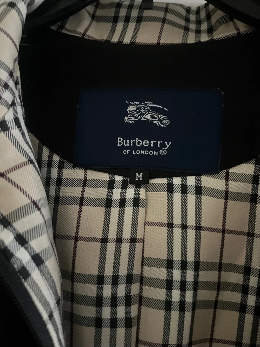 Burberry Black Coat with Beige Vintage Check Lining - Picture 3 of 4